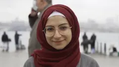 په سوریه کې له یوې کلنې کورنۍ جګړې پیلېدا وروسته رولا نجار او کورنۍ یې په ۲۰۱۱ کال استانبول ته کډه شول.