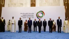 تظهر الصورة من قمة بغداد وقوف وزير الخارجية الإيراني حسين أمير عبداللهيان في الصف الأول المخصص لرؤساء الدول.