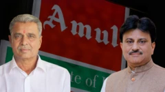 મંગળવારે આણંદમાં યોજાયેલી ચૂંટણીમાં અમૂલના નવા ચૅરમૅન અને વાઇસ ચૅરમૅન ચૂંટાયા પછી અશોકભાઈ ચૌધરી (જમણેથી બીજા) અને ગોરધનભાઈ ધામેલિયા (ડાબેથી બીજા) નજરે પડે છે.
આણંદ, અમૂલ, જીસીએમએમએફ, ફેડરેશન, દૂધીયું રાજકારણ, બનાસ ડેરી, સાબર ડેરી, રાજકોટ ડેરી, ગોપાલ ડેરી, સુમુલ ડેરી. 