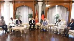 প্রধান উপদেষ্টার সাথে বৈঠকে রাজনৈতিক দলের নেতারা