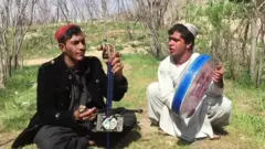 سال نو در افغانستان؛ علم نوروزی مزار شریف شبانه و در خلوت برافراشته شد