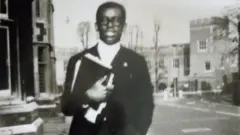 Dillibe Onyeama waa qofkii ugu horeeyay ee ka qalinjabiya Kuleejka Eton