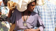 ማርትሬዛ ከአንገቷ ያኖረች