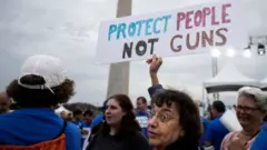 "حماية الناس وليس الأسلحة"، لافتة في تجمع حاشد في واشنطن