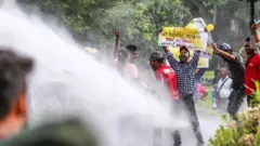 පොලීසිය සහ තවත් කණ්ඩායමක් සැමරුමට බාධා කළේ ඇයි ?