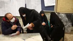 ناخبة تدلي بصوتها