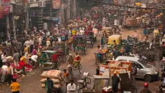 Au fil du temps, en Inde, les taux de mortalité ont diminué, l'espérance de vie a augmenté et les revenus ont augmenté.