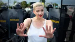 Maria Kolesnikova polis barikatının önünde