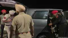 ਪੁਲਿਸ ਵੱਲੋਂ ਗੱਡੀਆਂ ਦੀ ਤਲਾਸ਼ੀ ਲਈ ਜਾ ਰਹੀ ਹੈ