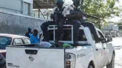 La policía con algunos prisioneros recapturados.