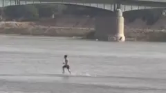 مقطع فيديو لرجل يقطع نهر دجلة مشيا