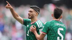 Jogador do México chorando e com o dedo apontado para a torcida
