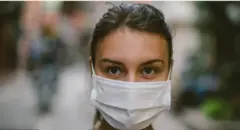 жінка у масці 