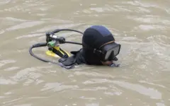 हराइरहेका यात्रुहरूको खोजी गर्दै गोताखोर 