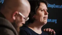 La esposa del condenado, Deanna Smith, y el reverendo Jeff Hood presenciaron