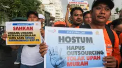 peringatan Hari Buruh di Surabaya, Jawa Timur, Jumat (01/05).