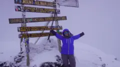 Səmra Sədrəddinli Afrikanın Klimancaro dağındakı ən hündür zirvəsi Uhuruya qalxıb