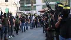 مسلحون فلسطينيون من كتائب الأقصى، الجناح العسكري لحركة فتح الفلسطينية، خلال مسيرة لدعم السجين الفلسطيني في إسرائيل ومريض السرطان ناصرأبو حميد بالضفة الغربية