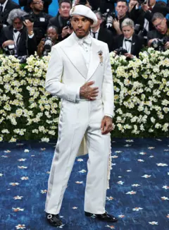 Sir Lewis Hamilton no Met Gala 2025