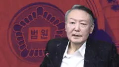 넥타이를 하지 않은 정장차림의 윤석열 대통령 뒤로 법원 이미지가 합성된 사진