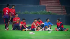 अभ्यास सत्रमा नेपाली क्रिकेट टिम। 