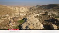 အနောက်ဘက်ကမ်းမှာ အစ္စရေး လက်နက်ကိုင်အရပ်သားတွေက ပါလက်စတိုင်းတွေကို တိုက်ခိုက်