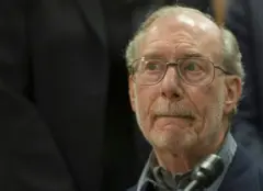 Stanley Patz con lágrimas en los ojos y el rostro triste