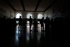 Pessoas esperam no metrô durante apagão