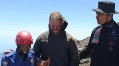 Farrell e equipe de socorristas