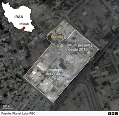 Imagen satelital anotada de un sitio en Minab, al sur de Irán. Un edificio escolar, delineado en amarillo, se encuentra justo al lado de un área más grande, delineada en blanco y etiquetada como "Complejo del CGRI". Una etiqueta indica que un muro que separa ambos sitios existe desde 2016. Un mapa insertado de Irán marca Minab con un punto rojo en la costa sur. La imagen incluye barras de escala, el crédito de Planet Labs PBC y la marca de la BBC.