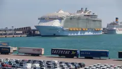 Contenedores de mercancías en el puerto de Barcelona.