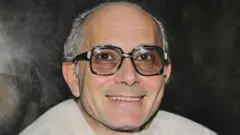 Versión coloreada con IA de una fotografía en blanco y negro que muestra al agente de inteligencia egipcio Refaat Al-Gammal (también conocido por su alias Raafat al-Haggan) en Egipto a principios de la década de 1970.