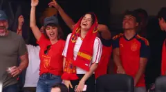 Rosalía, junto a Penélope Cruz y Javier Bardem, durante la final de la Copa del Mundo 2026