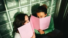 Dve žene se osmehuju