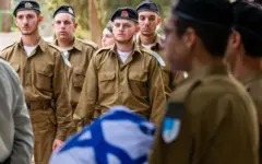 Soldados da reserva israelense em um funeral