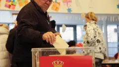 muškarac glasa na izborima u Srbiji 2023