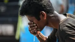 வெப்பத்தை தணிக்கும் மனிதர்