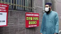 무아즈 라작은 주민들이 걸어놓은 이슬람 혐오 문구를 매일 마주할때마다 가슴이 아프다고 말했다