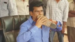 પોલીસકર્મીના બૂટને કિસ કરતા સાંસદ