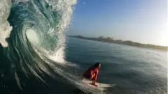 Surfista pega onda na Costa Rica