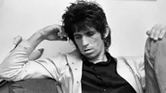 К началу 1977 года Кит Ричардс страдал от тяжелой героиновой зависимости