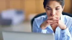 امرأة وكومبيوتر