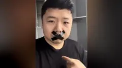 انتقل المبرمج الصيني جيكسيان وانغ إلى أوديسا للعمل. لكن بعد أشهر قليلة، غزت روسيا أوكرانيا، وقرر أن يخبر أصدقاؤه وعائلته بنسخة مختلفة عما ترويه وسائل الإعلام الحكومية عن الحرب.
