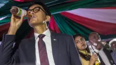 Rajoelina anywa uwo muti