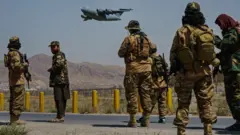 C17 yayin da yake barin Kabul