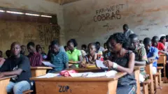 Des étudiants centrafricains dans une salle de classe à Bangui