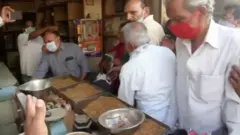 પાન બીડીની દુકાને ભીડ
