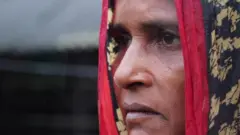 सुंदरबन के लोगों को जलवायु परिवर्तन की वजह से अपनी मिट्टी छोड़नी पड़ रही है.