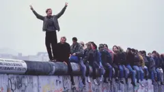 berlin duvarı üstünde kutlayanlar