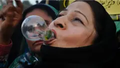 پاکستان پر مالي کړکېچ سربېره اوس د برېښنا له بحران سره هم مخامخ دی. د اوږدې مودې لپاره د برېښنا پرچهاو سره د فابريکو کارونه هم اغېزمن شوي.